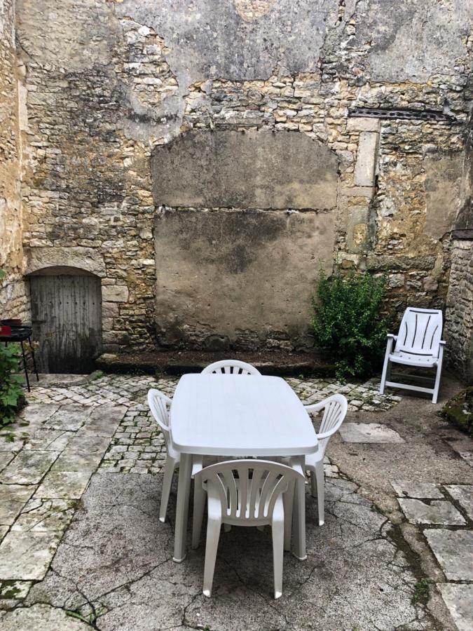 Cosy Appartement Au Plein Centre De Ruffec Luaran gambar